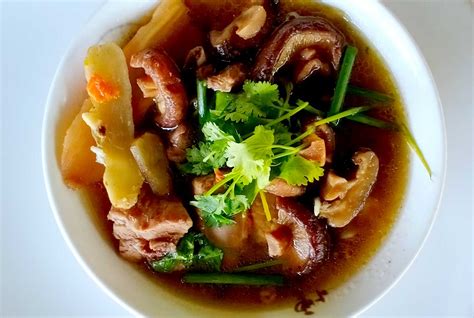  Linyi-Style Spicy Pork Rib Soup:  Taitaapa Mausteinen Kastike Suojella Sieluja Ja Heikentää Vastustuskykyä?