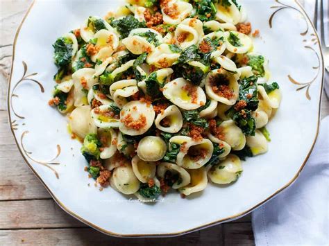  Orecchiette con Cime di Rapa! Tartareinen vihreä kasvisto ja voimakas juusto yhdistyvät herkulliseksi pasta-annokseksi!