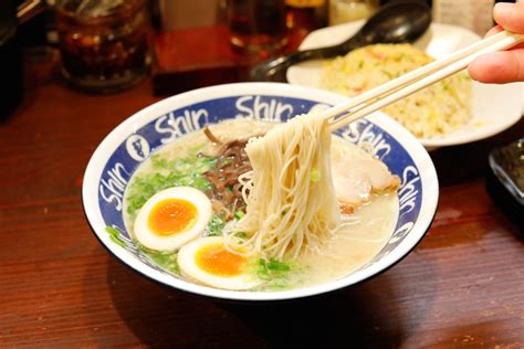  Hakata Ramen: A Symphony of Umami Broth and Springy Noodles That Dance on Your Tongue!