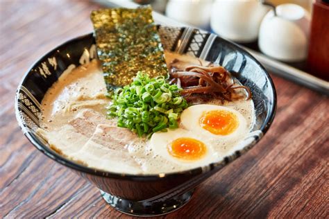  Hakata Ramen: Mausteinen ja Silkkisen Pehmeä Nuudelikertomus Fukuokaista!