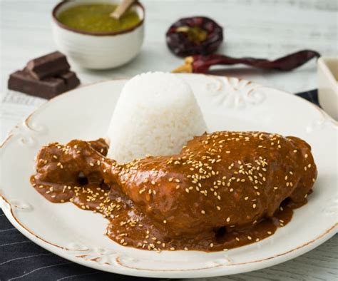  Pollo en Mole Poblano: Mausteinen Meksikolainen Lohiruoka Täynnä Maailmanmakuja ja Herkullisia Yrttejä!