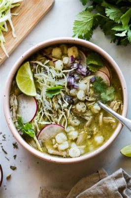  Pozole Verde! A Vibrant Soup Brimming with Tangy Flavors and Tender Pork