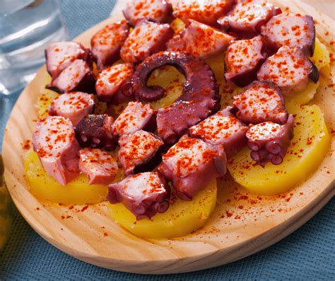  Pulpo á la Gallega: Mausteinen ja Juureva Ruokailu Nautinnoille!